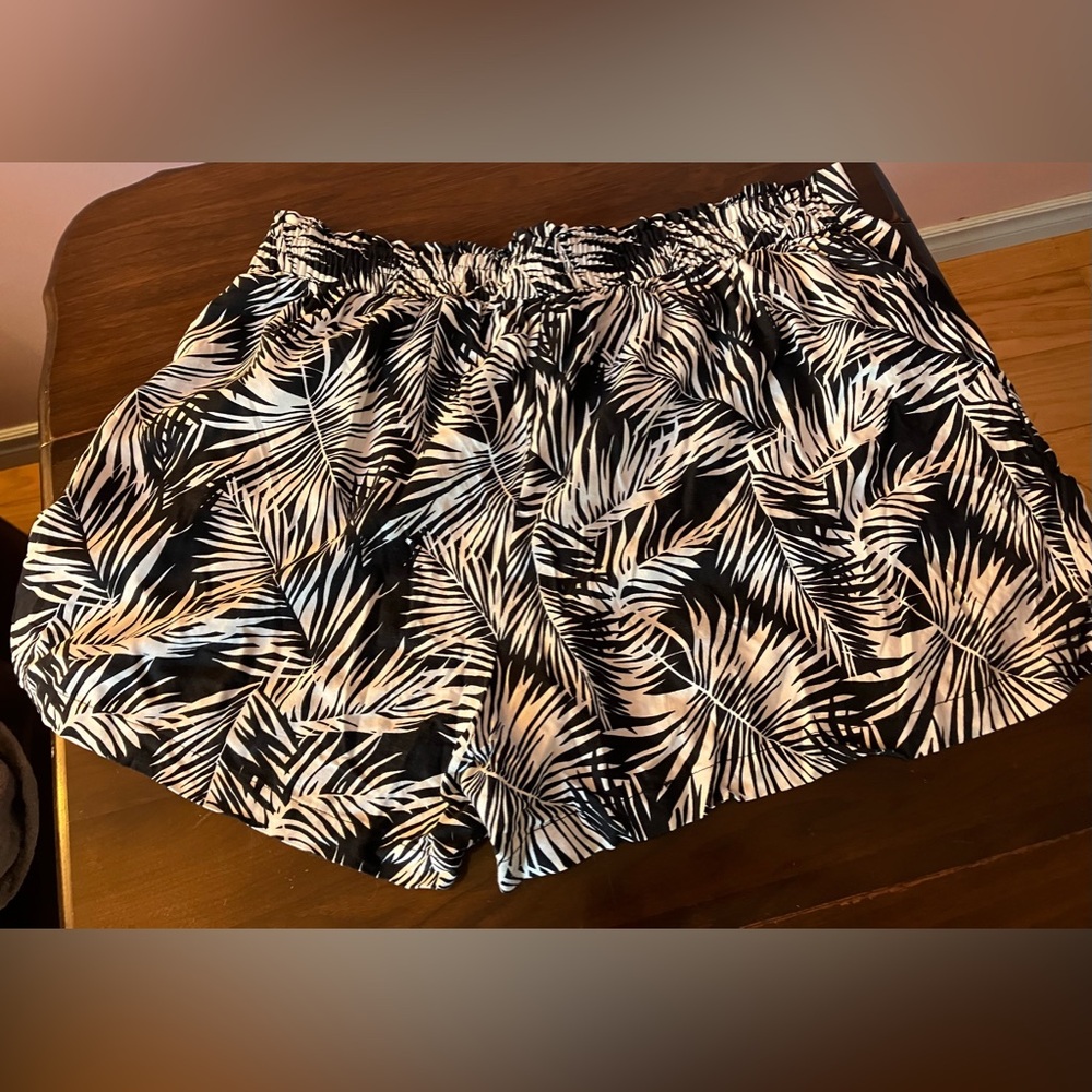 H&M Black & white patterned shorts Size 12 - Picture 2 of 4